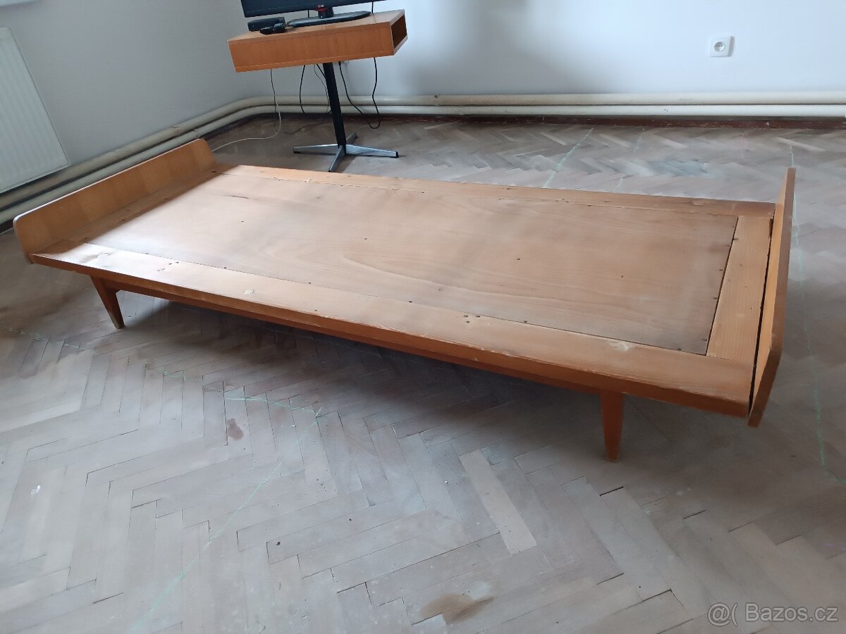 Stará postel