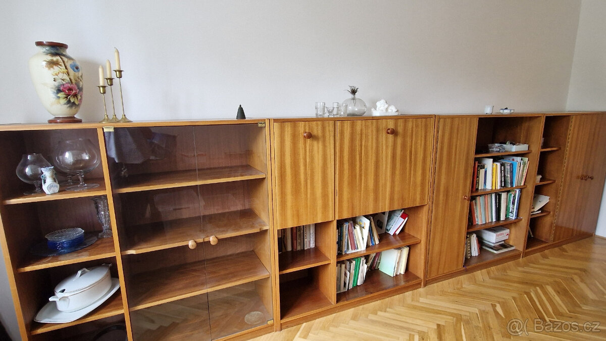Skříňková sestava a stolek