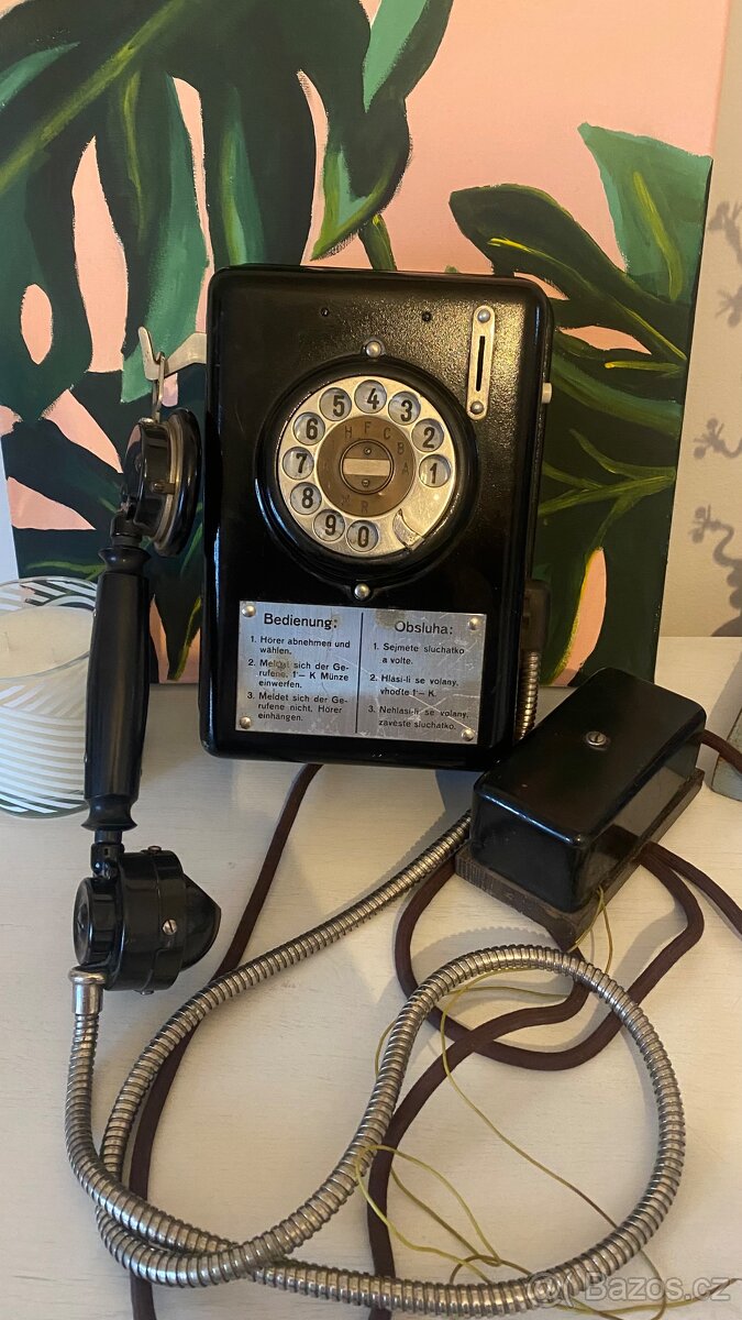Starý nástěnný telefon na mince