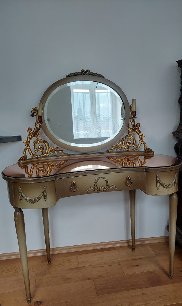 Toaletní stolek se  zrcadlem