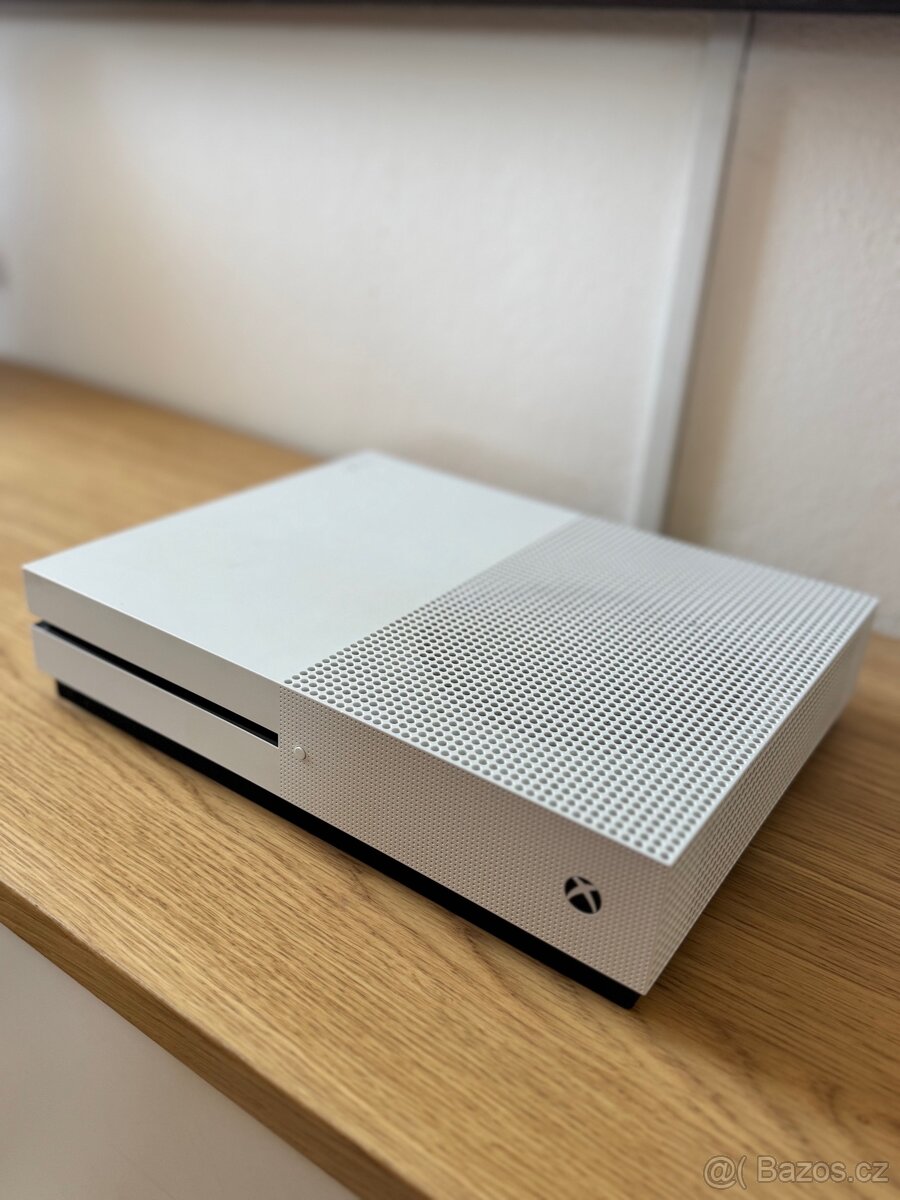 XBOX ONE S 500GB + dva ovladače
