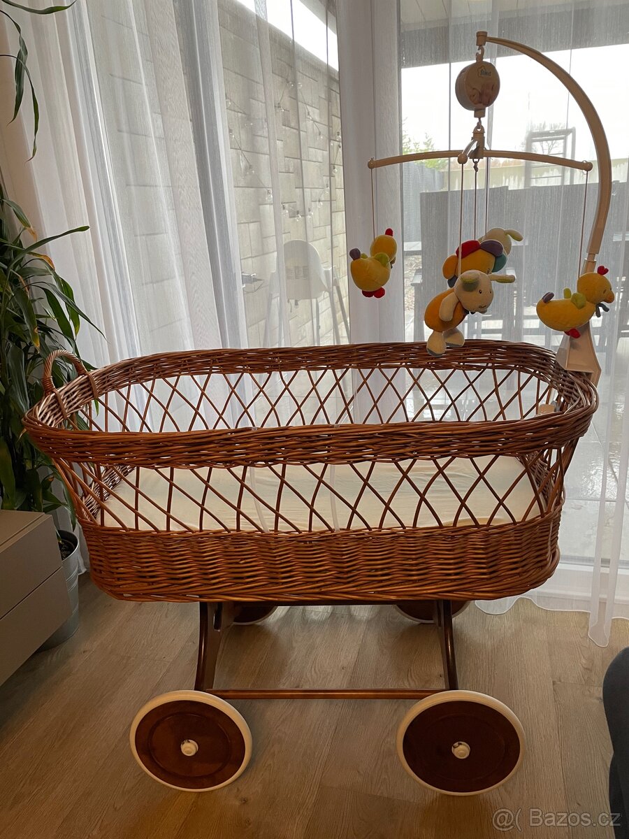 Proutěný koš na miminko Scarlett včetně žlutého potahu