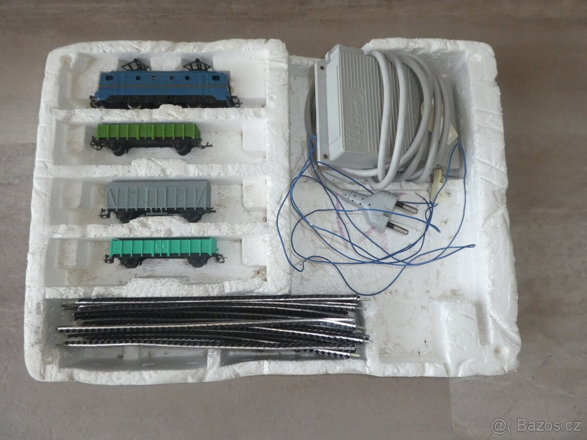 Modely vláčků TT včetně kolejí a trafa