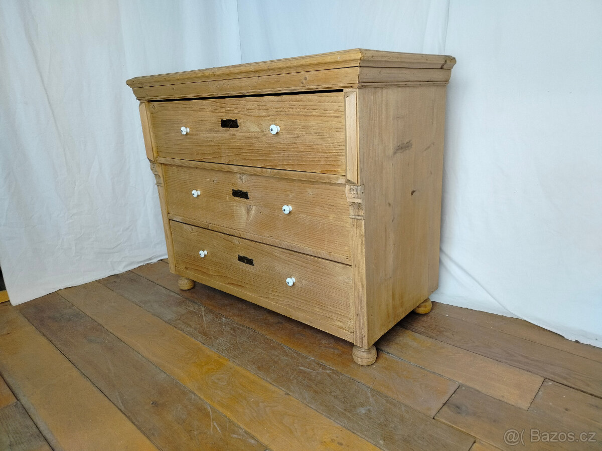 Starožitná šuplíková komoda