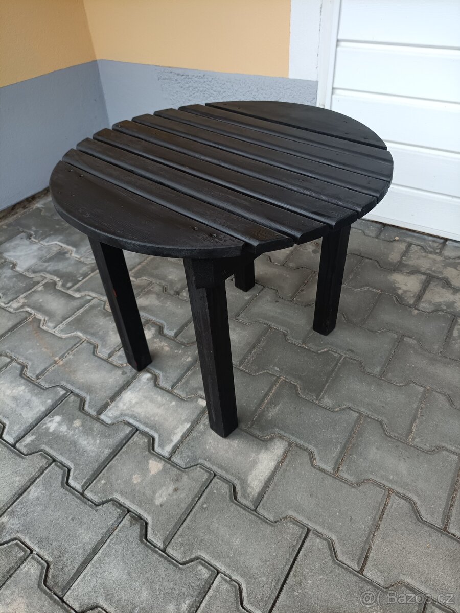 Dětský dřevěný stolek