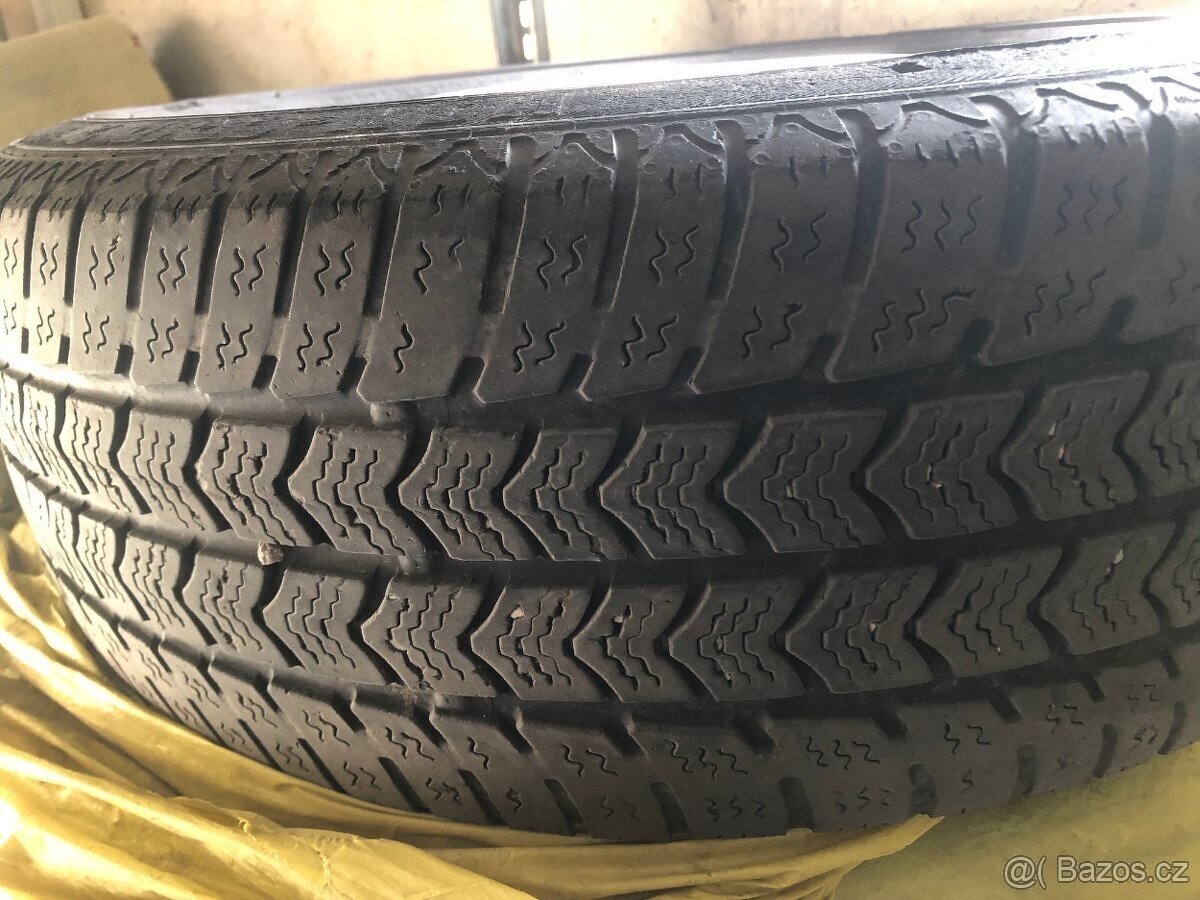 Prodám 4 zimní pneumatiky 195/60R16C na plechových discích