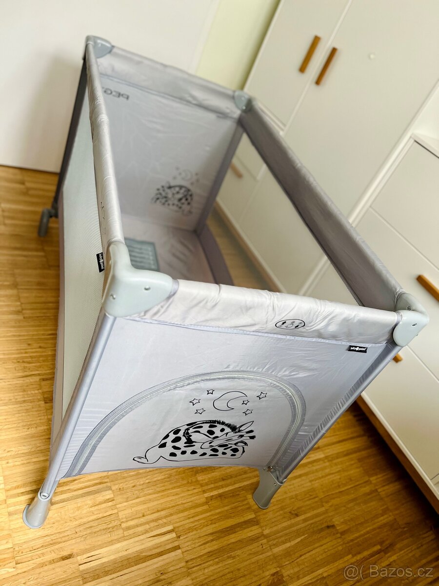 Cestovní skládací postýlka