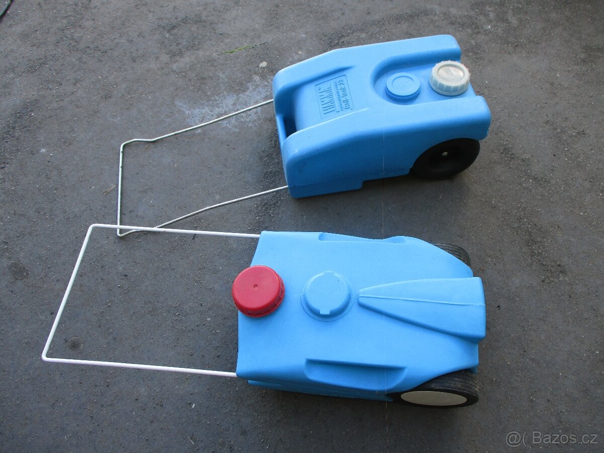 nádrž na vodu na kolečkách