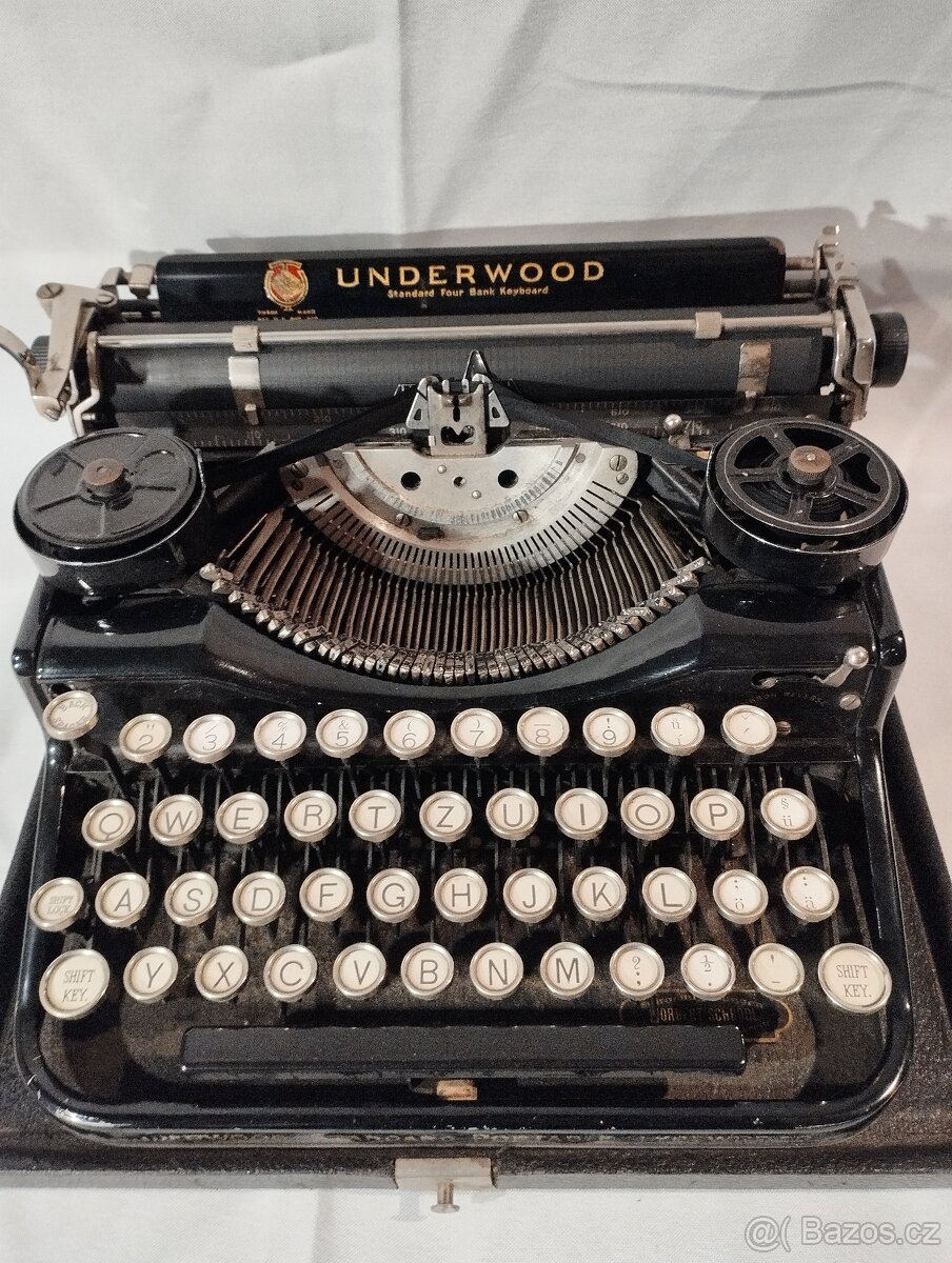 Americký psací stroj Underwood