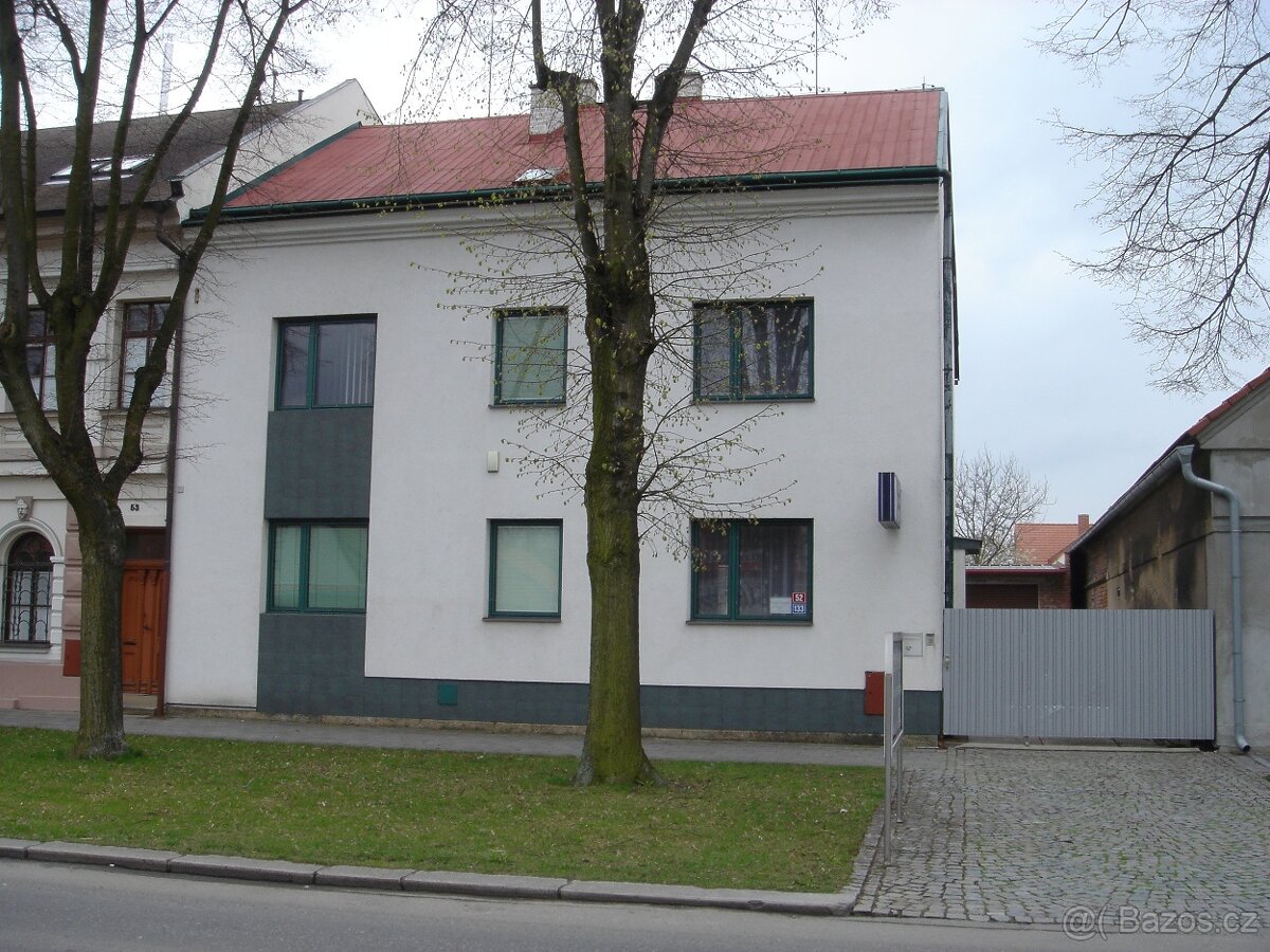Prodám dům v Hradci Králové s garáží na 4 auta a zahradou.