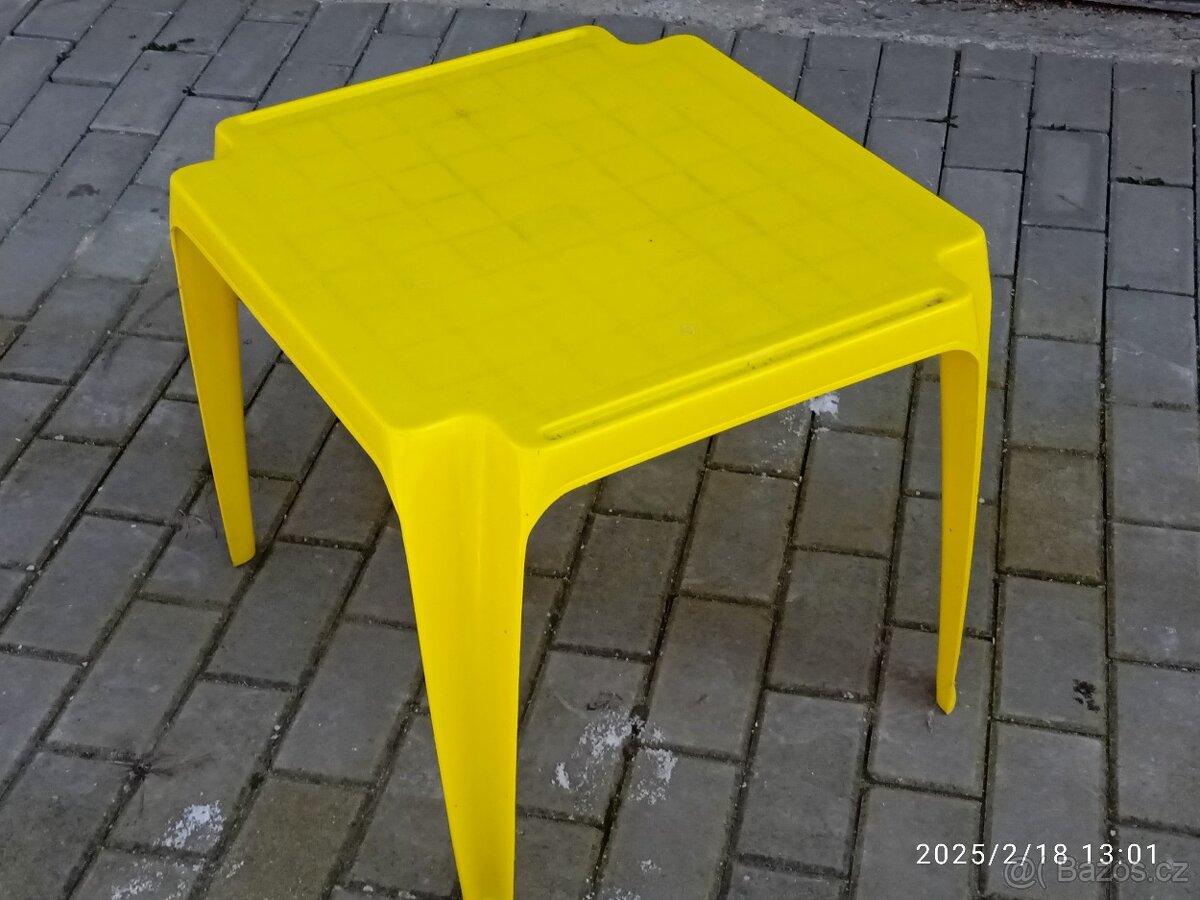 dětské  odrážedlo, stoleček židlička a další
