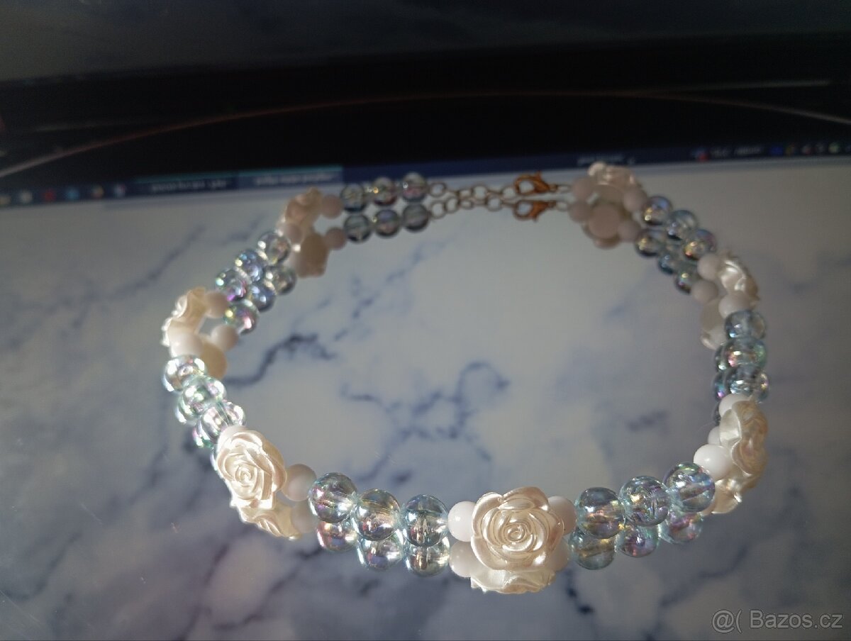 Chocker s růžičkami