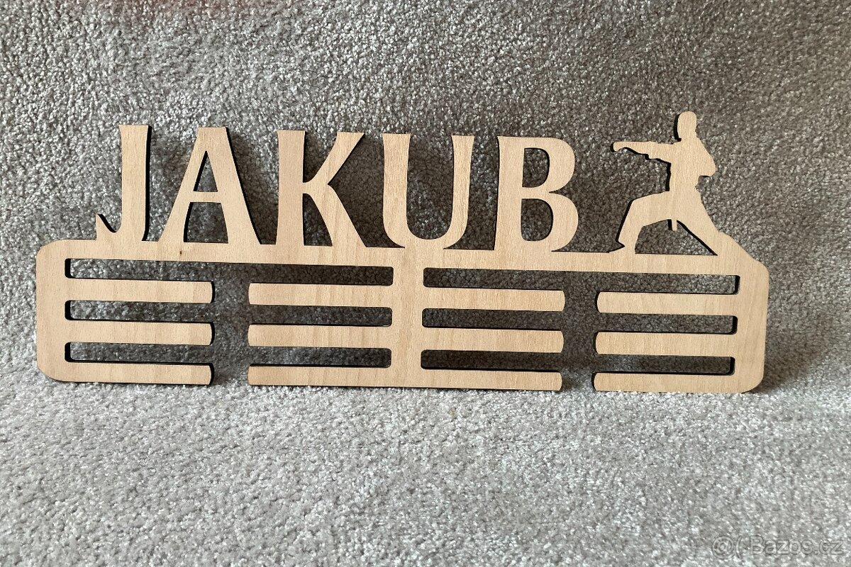 Věšák na medaile karate se jménem Jakub