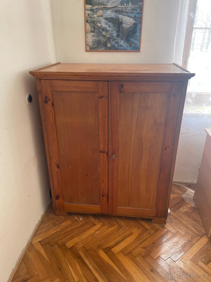 Masivní dřevěná skříň
