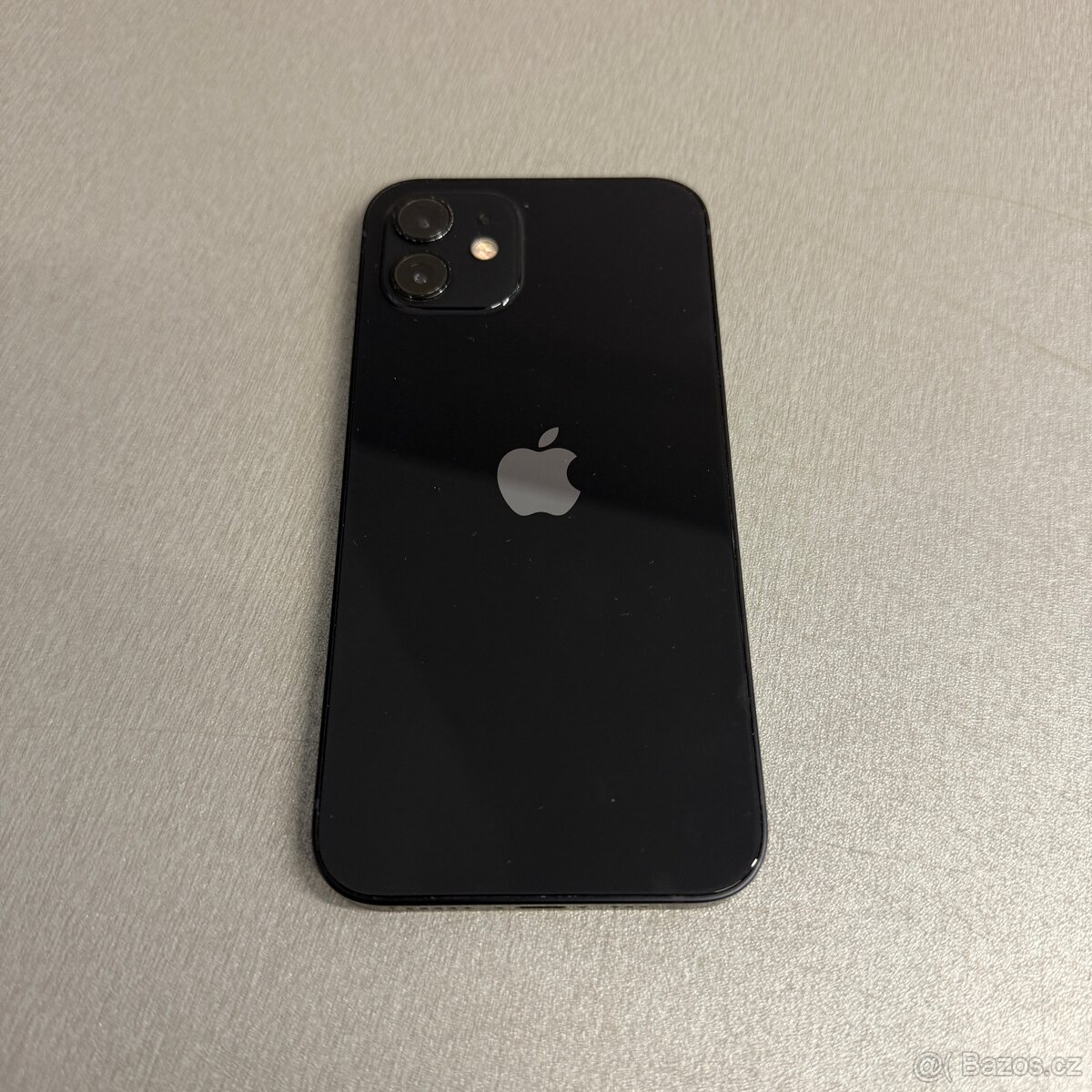 iPhone 12 64GB, pěkný stav, 12 měsíců záruka