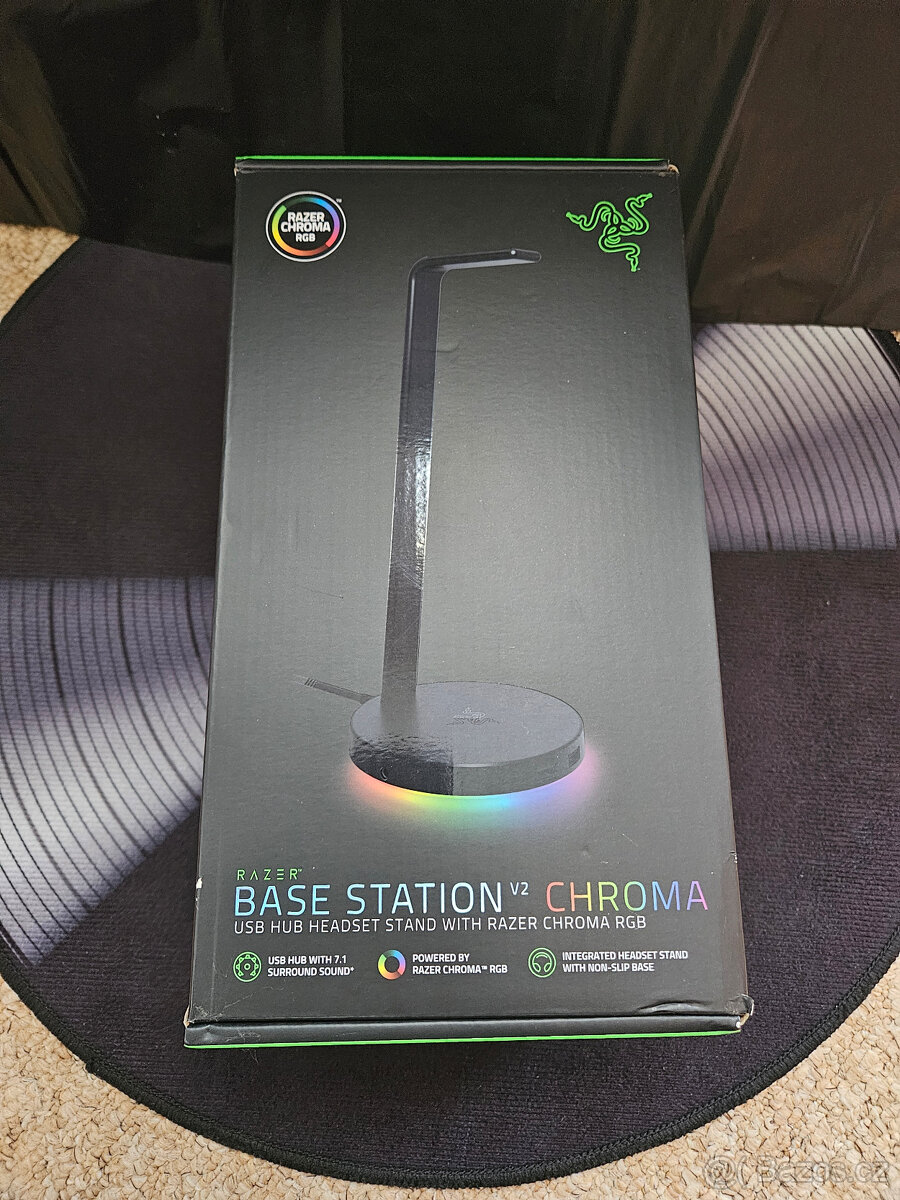 Stojánek nejen na sluchátka Razer Base Station V2 Chroma