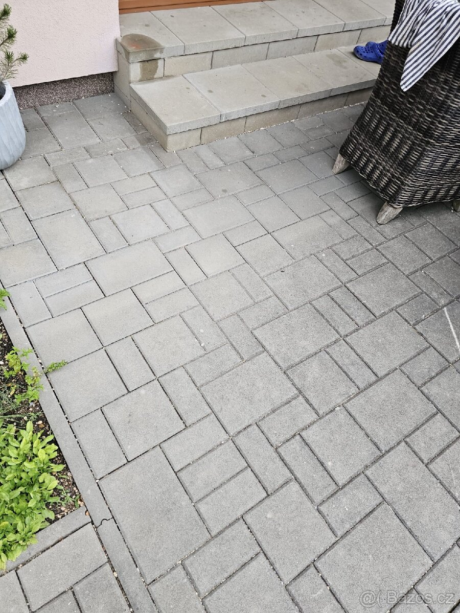 Dlažba velice zachovalá 40m2