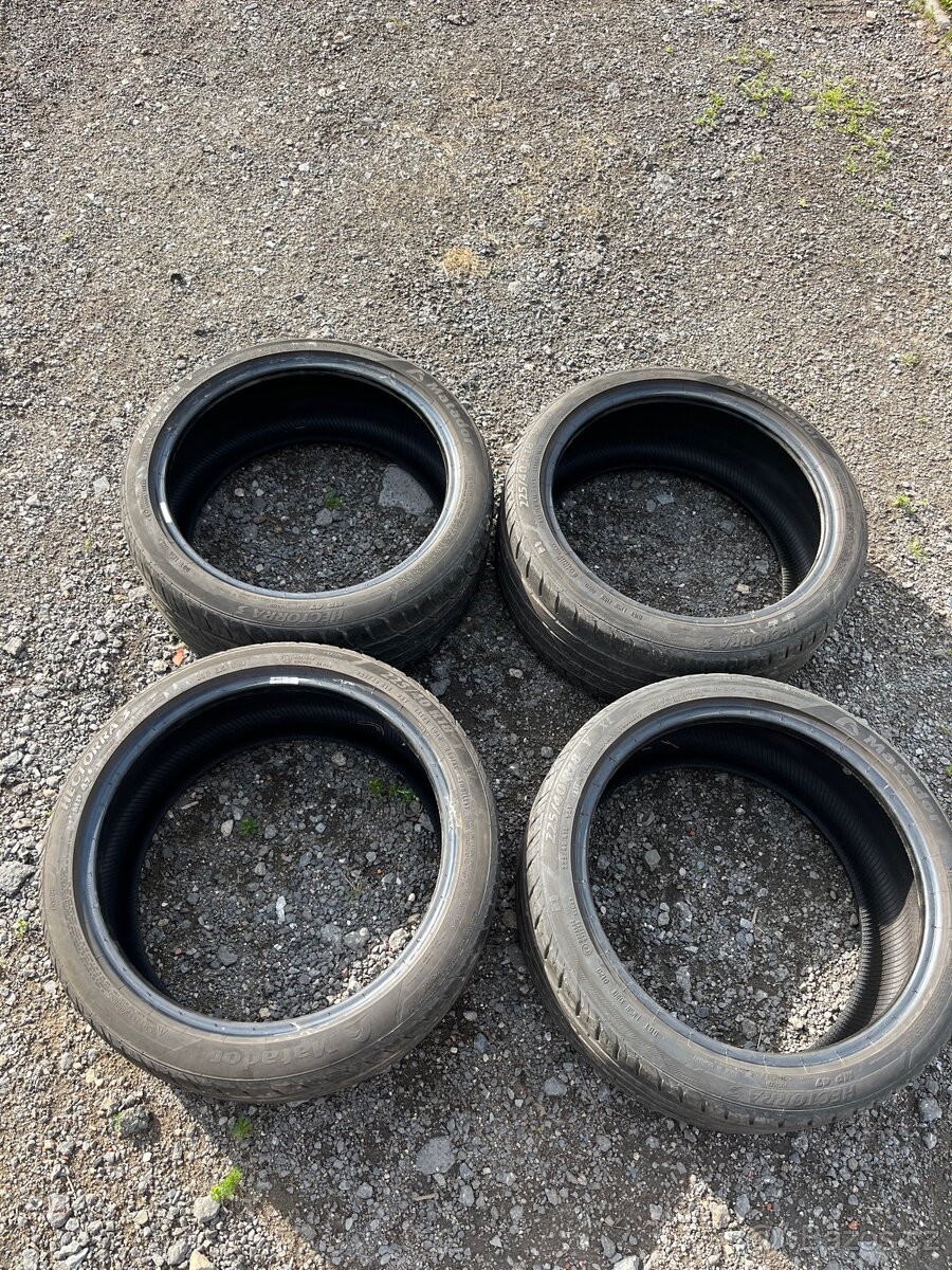 225/40/18