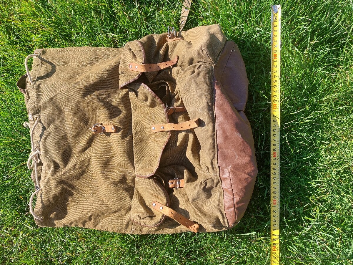 Retro starý turistický batoh