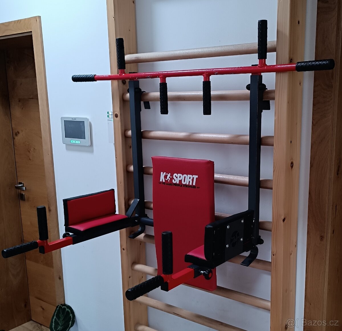 Posilovací hrazda k zavěšení na žebřiny