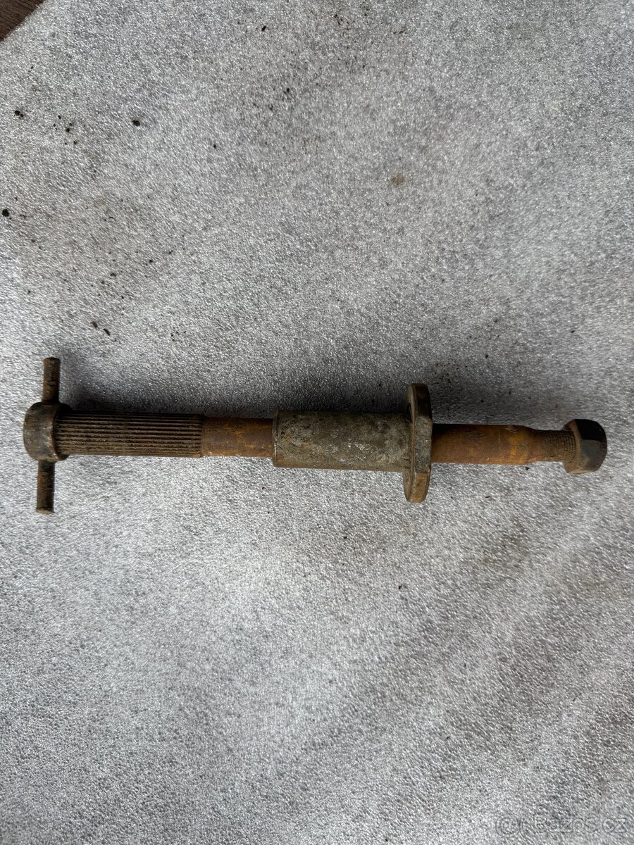 Čz 125T - osa předního kola