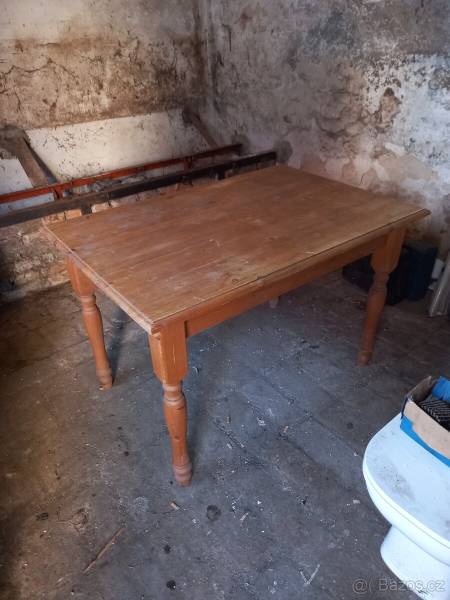 Dreveny jidelni stul