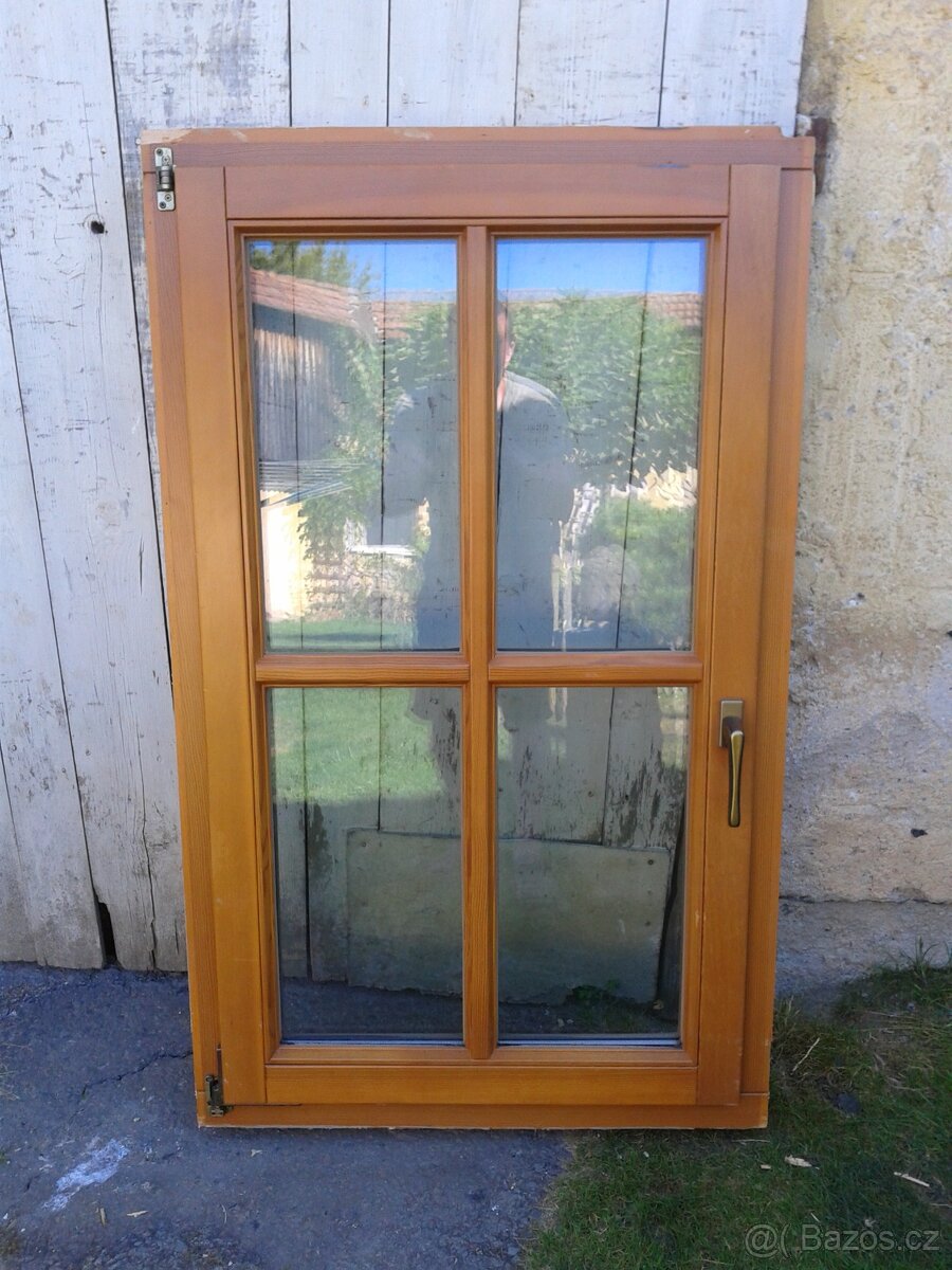 Dřevěné okno 78 x 130 cm