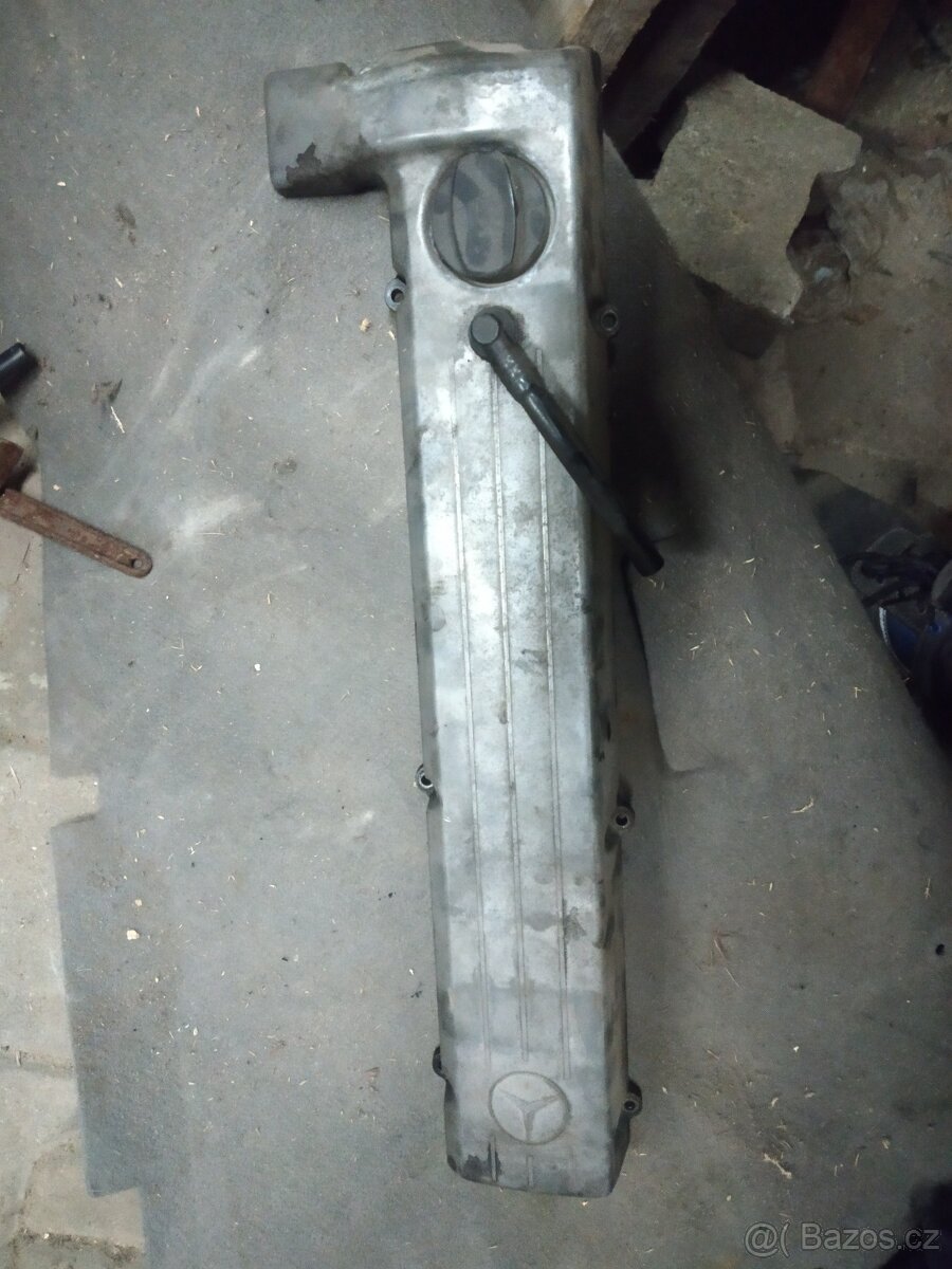 W124 300D víko motoru