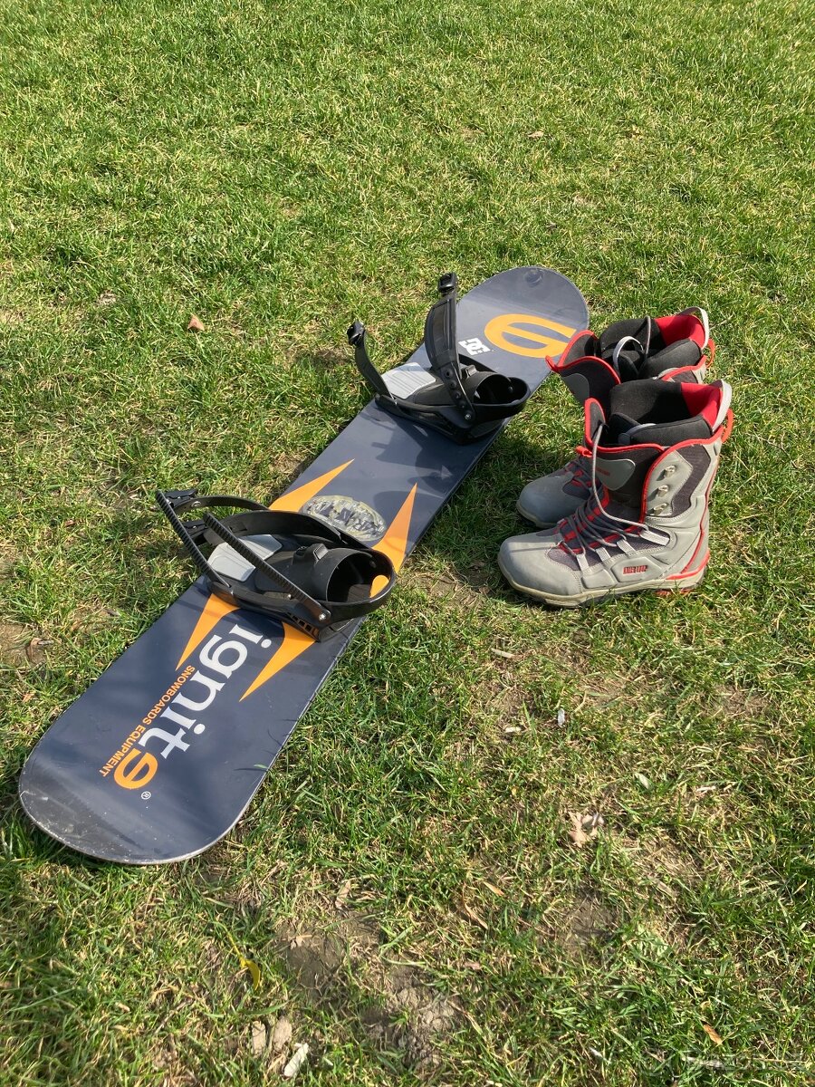 Snowboard a boty č.45