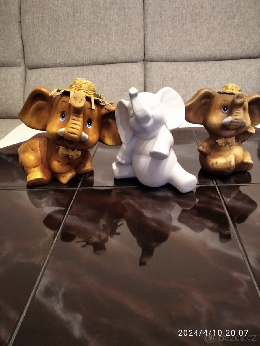Sbírka keramických slonů.