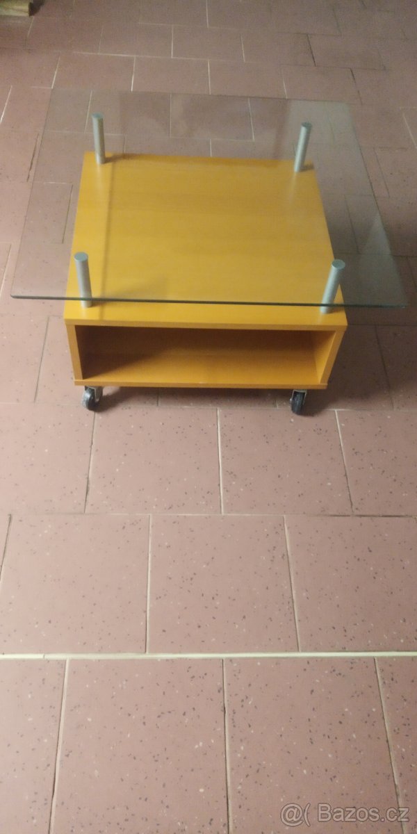 Konferenční stolek se skleněnou deskou