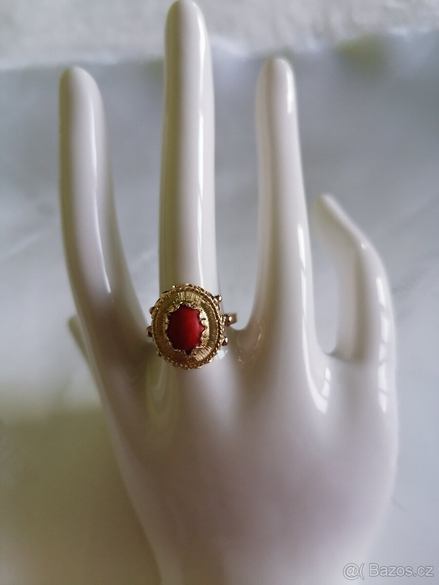 Zlatý starožitný prsten s pravým korálem