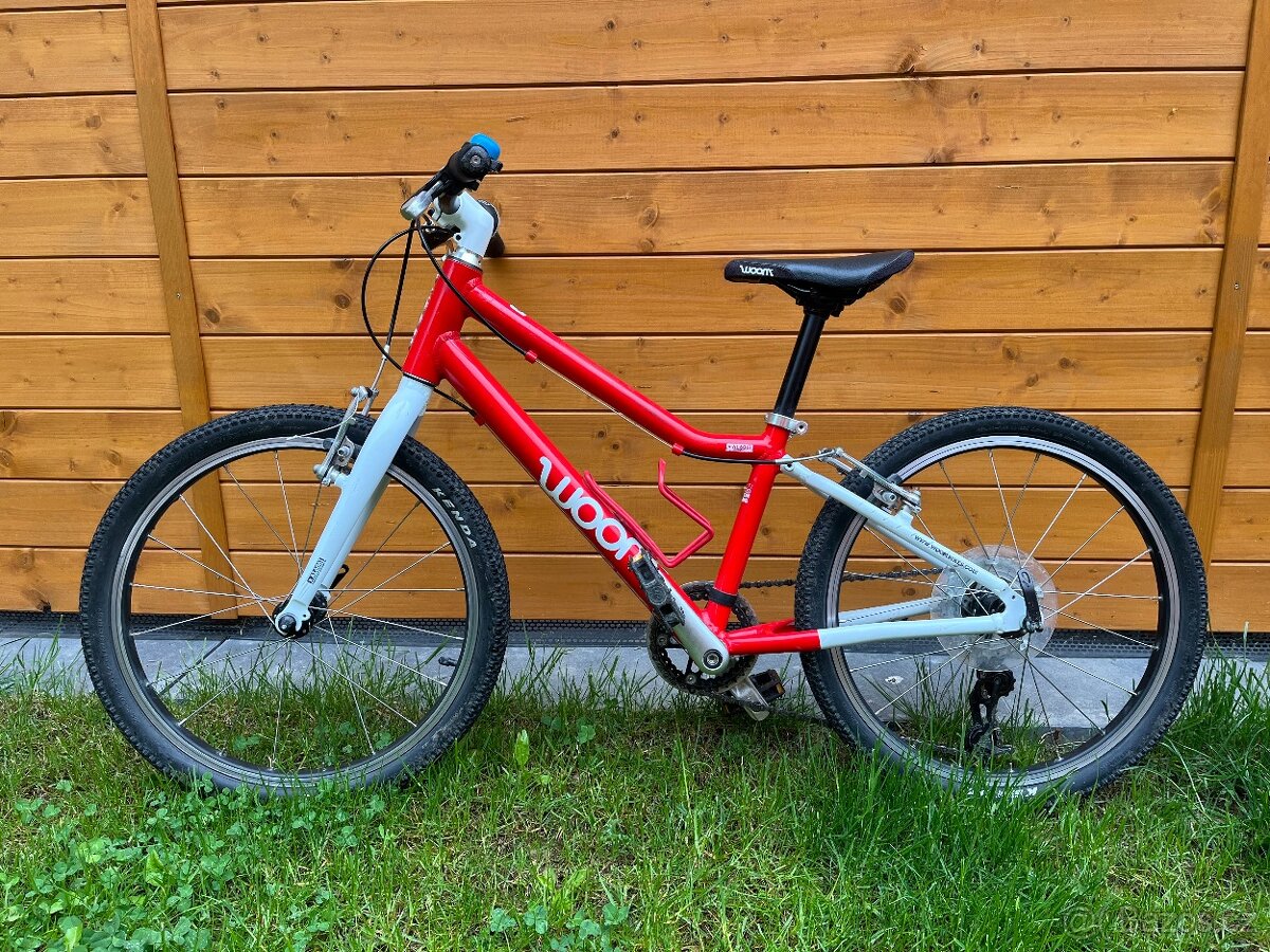 Woom 4 - červené lehké hliníkové 20" dětské jízdní kolo