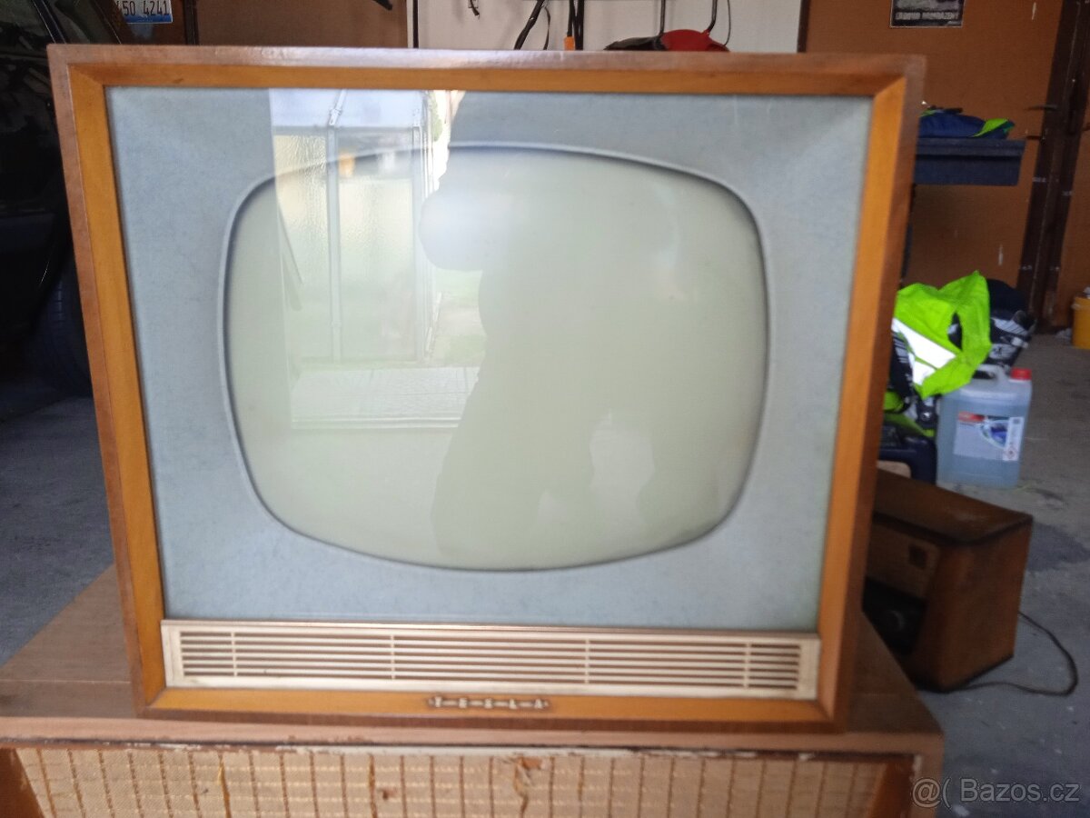 Stará televize TESLA