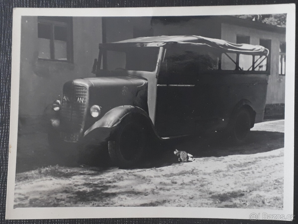 Praga AN - autobus s plachtou - stará čb fotografie