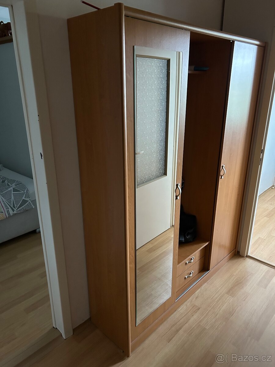 Předsíňovou skříň délka 158 cm