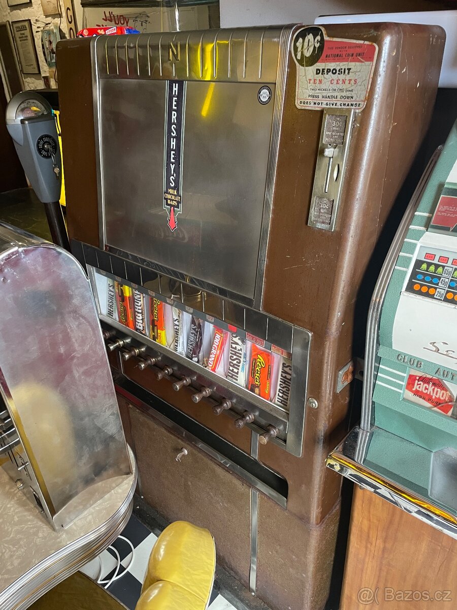 Automat na sladkosti National z kina z 50tých let USA