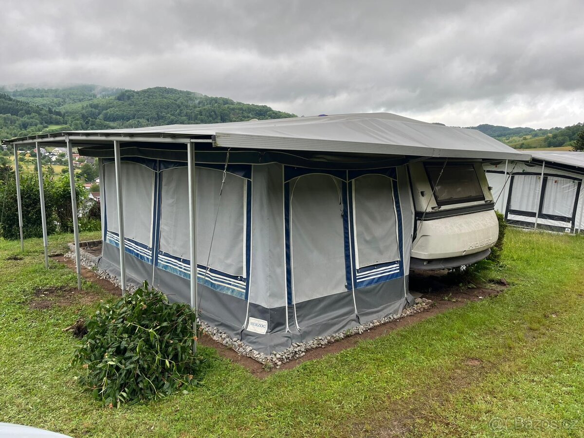 Střecha přes karavan s předstanem