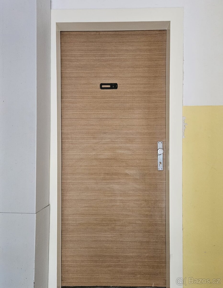 Vchodové panelákové dveře 80 Cm + kování a kukátko