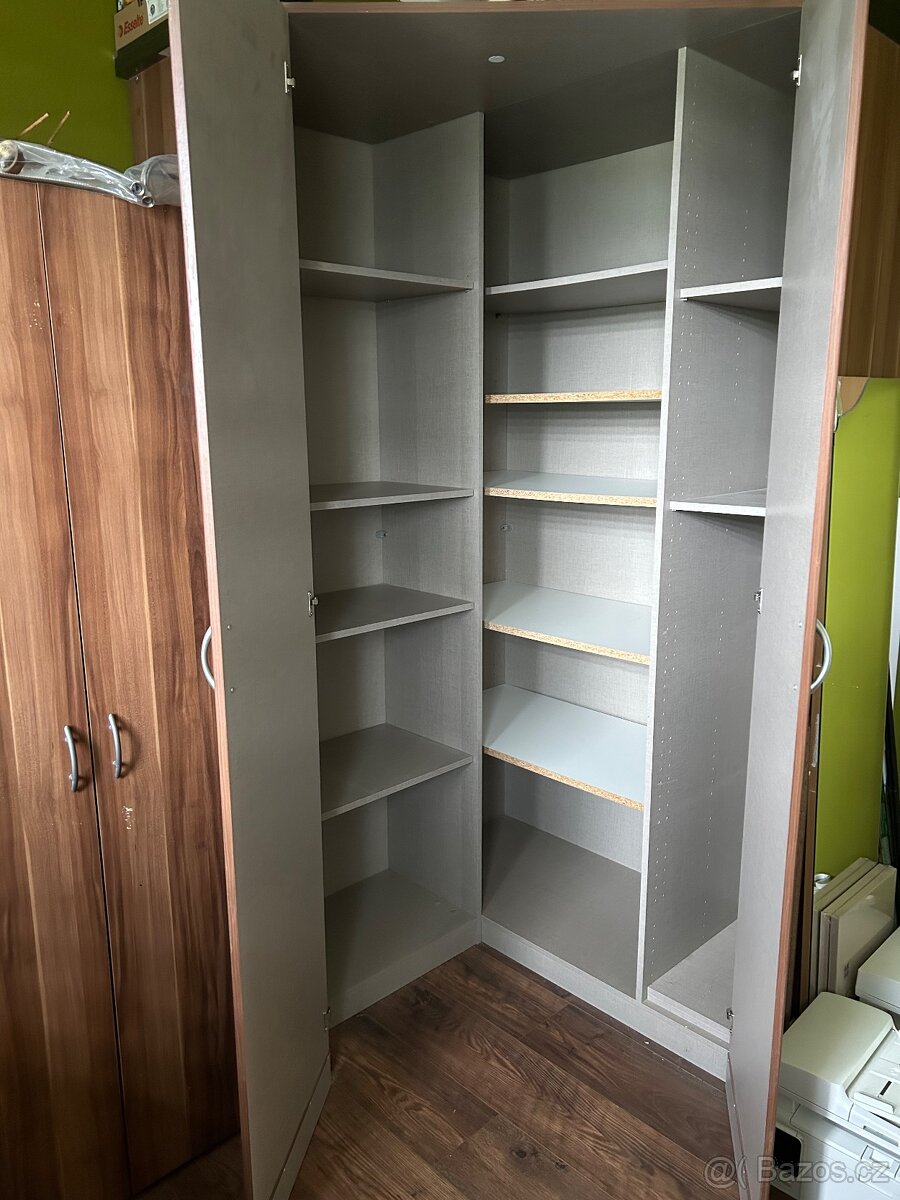 Rohová šatní skříň (tmavý ořech)