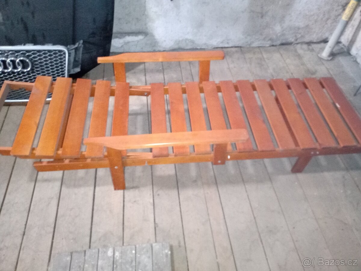 Polohovací dřevěné lehatko