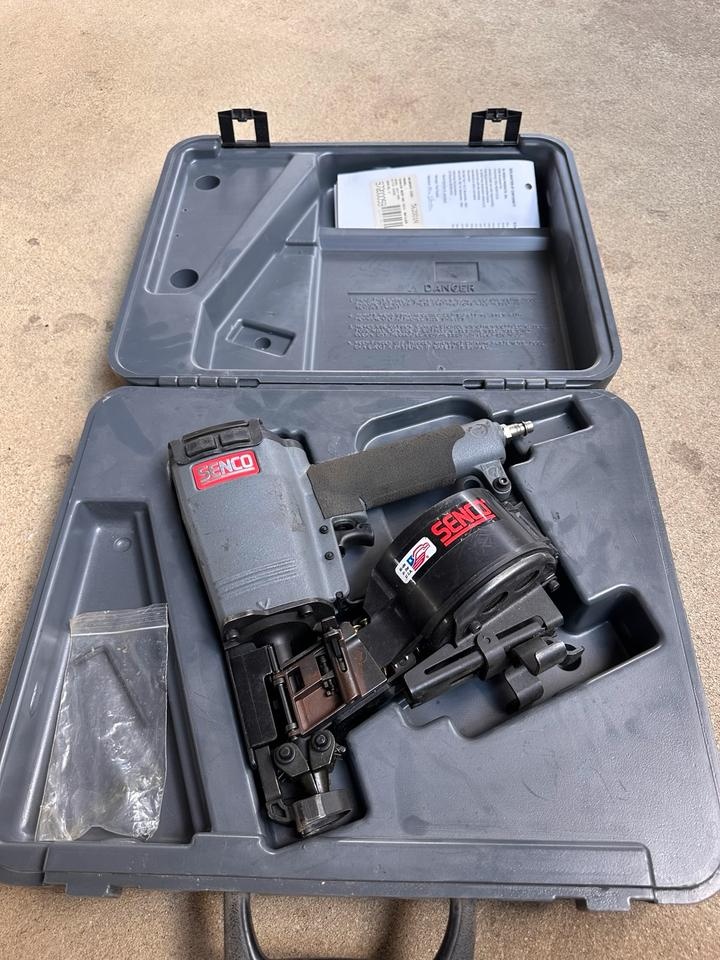 Senco SCN40R pneumatická hřebíkovačka + kufr