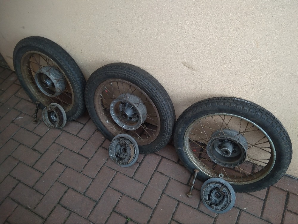 JAWA kompletní kola 16“ (3 ks) originál i původní stav