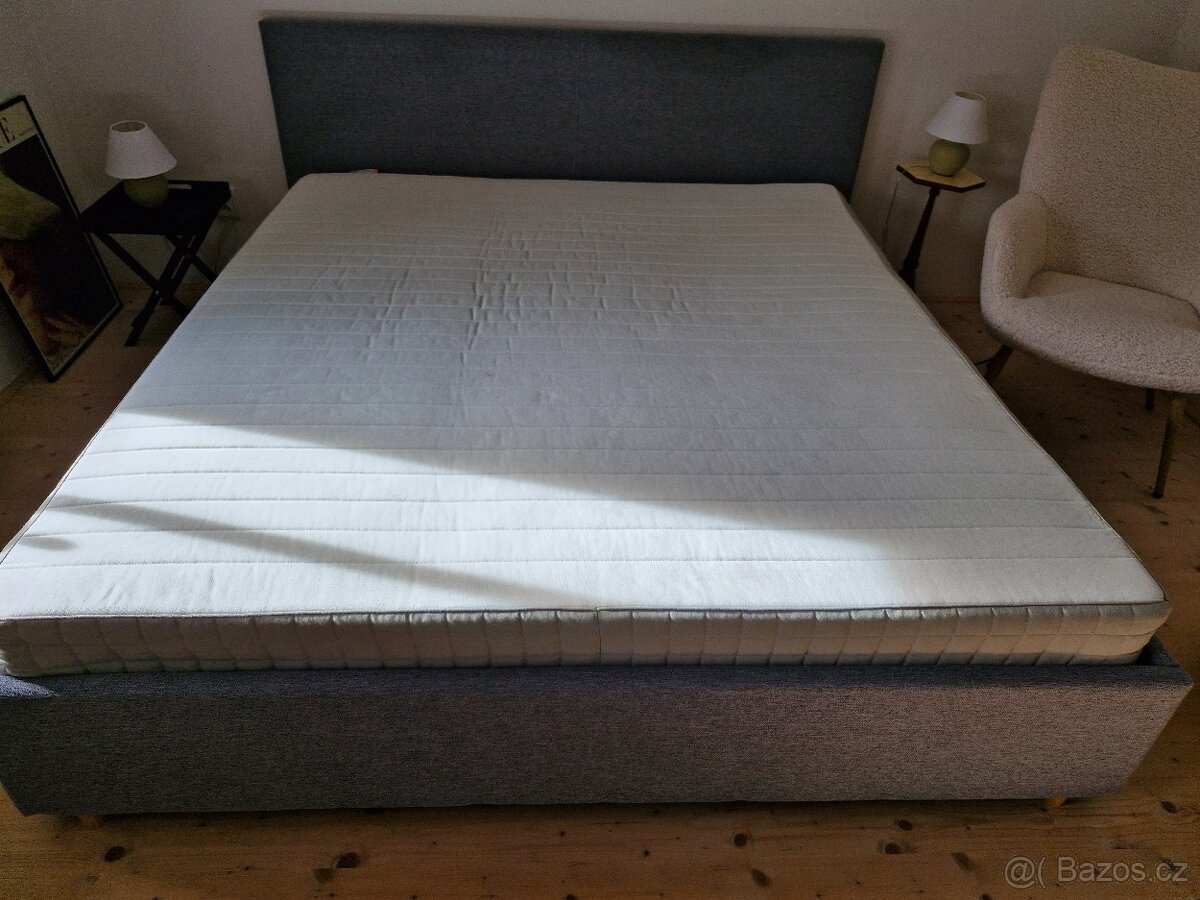 Manželská postel a matrace.