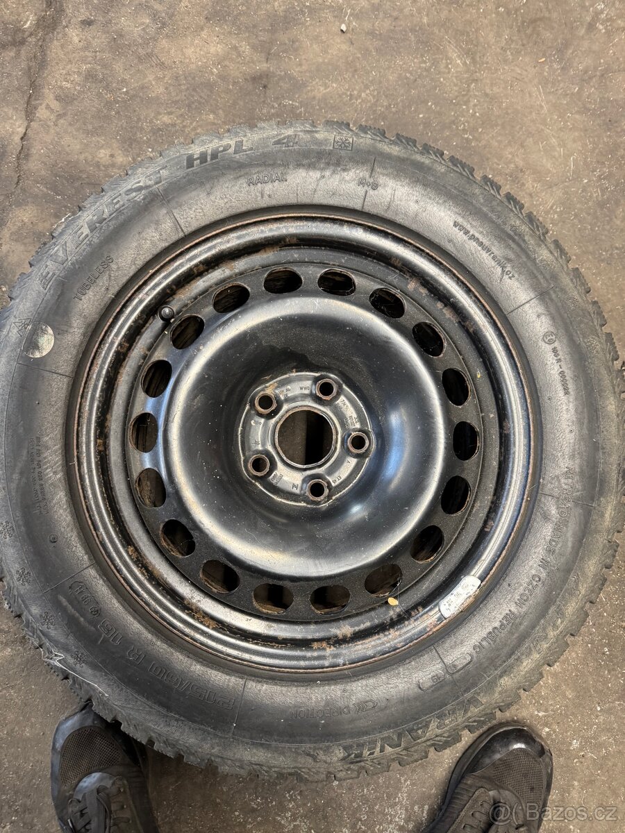 Plechové disky se zimní pneu.