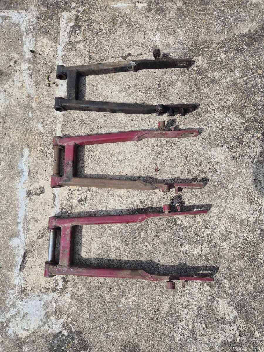 Prodám zadni kyvnou vidlici Čz 250/475 sport.