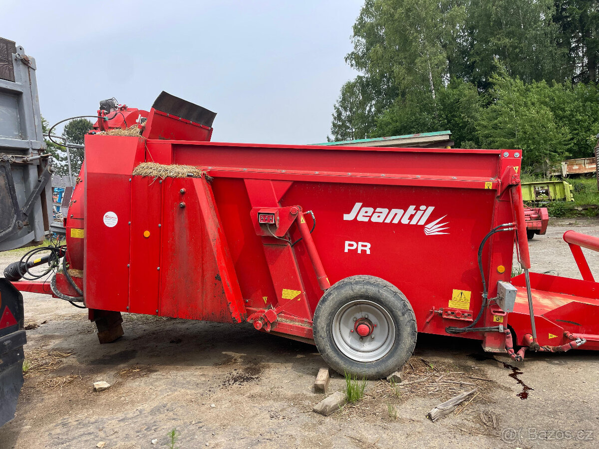 Krmný zastýlací vůz