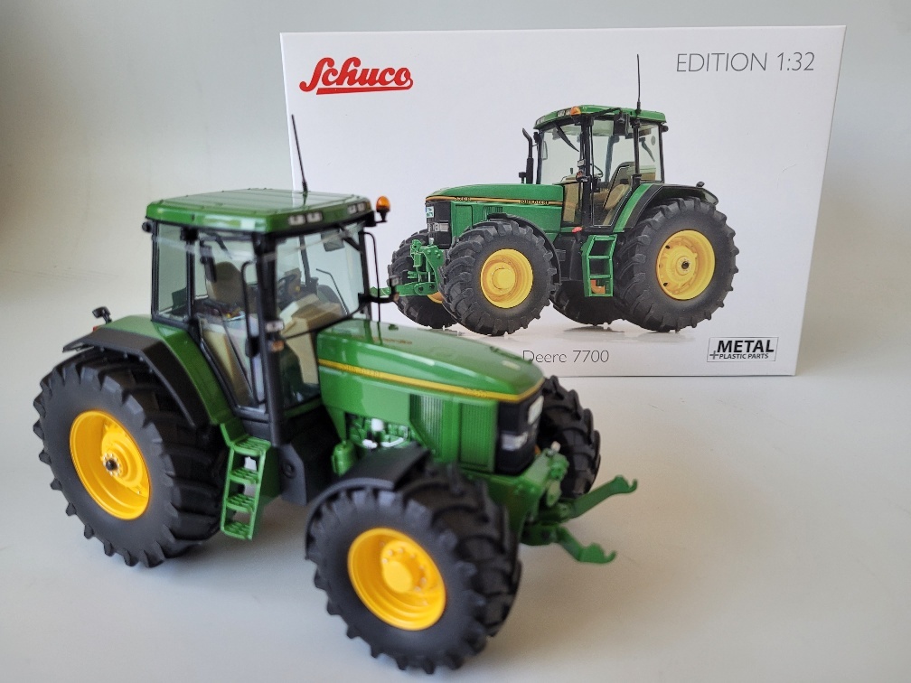 TRAKTOR JOHN DEERE 7700 MĚŘÍTKO 1:32