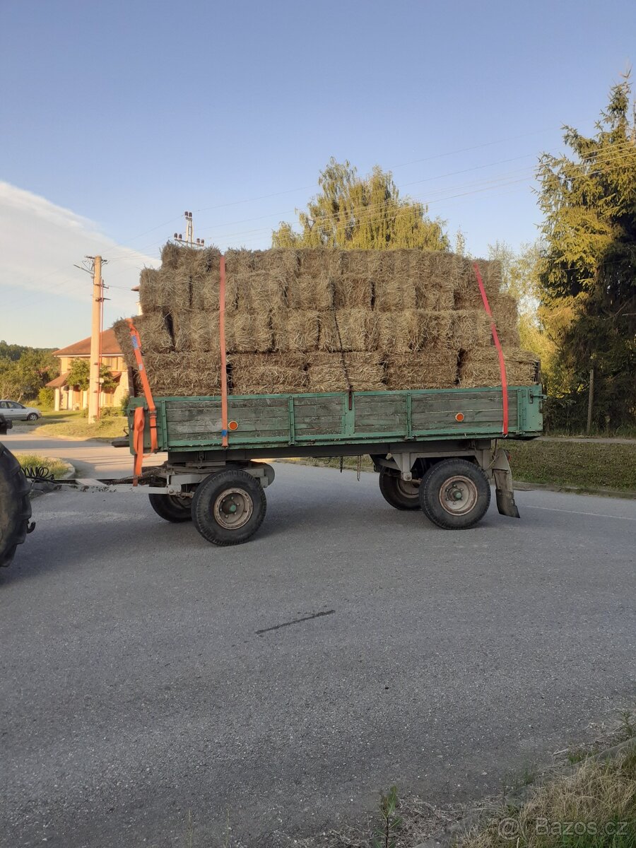 Malé balíky slámy