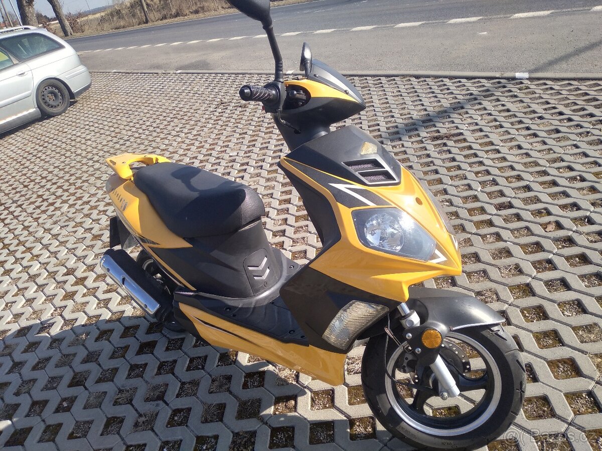 Skútr RHON 50